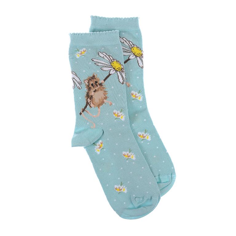 Wrendale Socken "Oops a Daisy", Motiv Maus an Blumenstängel, hellblau mit Punkten, aus Super Soft Bambus, Einheitsgröße, mit Geschenktasche