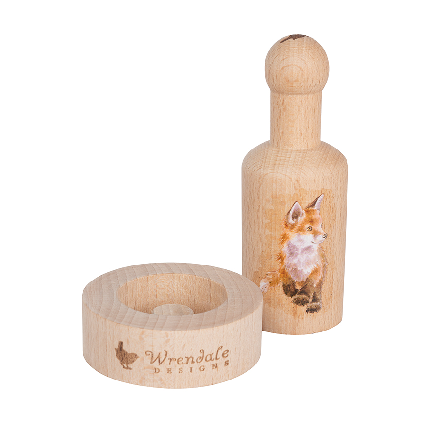 Wrendale papieren pottenpers, motief vossenwelp " Born to be wild", FSC beukenhout, in bedrukte doos, 12x 7cm